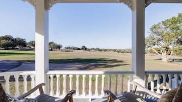 Casa, varias camas, patio, vistas al jardín (Unique Victorian Home in Llama Ranch) | Vistas desde la habitación