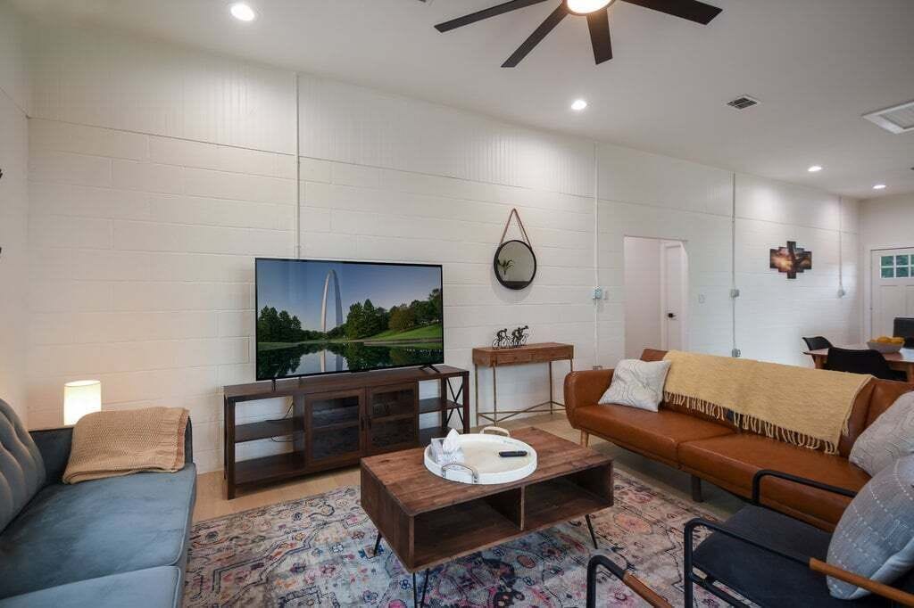 House, 2 Queen Beds, Hot Tub (Eagle's Nest) | Living area