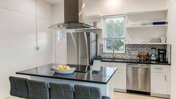 Rumah, 2 Tempat Tidur Queen, hot tub (Eagle's Nest) | Dapur pribadi | Meja makan