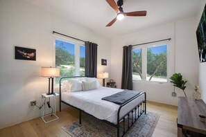 House, 2 Queen Beds, Hot Tub (Eagle's Nest) | 2 bedrooms, individually decorated, individually furnished - Eagle's Nest (Burnet)