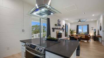 House, 2 Queen Beds, Hot Tub (Eagle's Nest) | Interior
