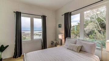 House, 2 Queen Beds, Hot Tub (Eagle's Nest) | 2 bedrooms, individually decorated, individually furnished