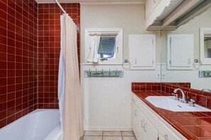 House, Multiple Beds, Hot Tub, Garden View (Das Treff Platz | Hot Tub | Firepit) | Bathroom - Das Treff Platz- The Gathering Place - Hot Tub! (Fredericksburg)