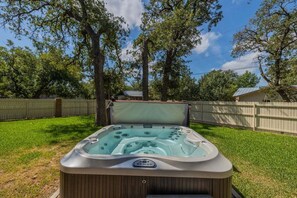 House, Multiple Beds, Hot Tub, Garden View (Das Treff Platz | Hot Tub | Firepit) | Outdoor spa tub - Das Treff Platz- The Gathering Place - Hot Tub! (Fredericksburg)