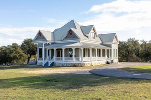 Exterior - Unique Victorian Estate - The Llama Ranch (Dripping Springs)