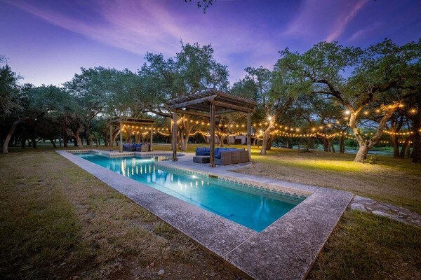 Pool, Tennis & Pickleball Ultimate Hill Country Retreat Creek Sleeps 10 - Dripping Springs, TX