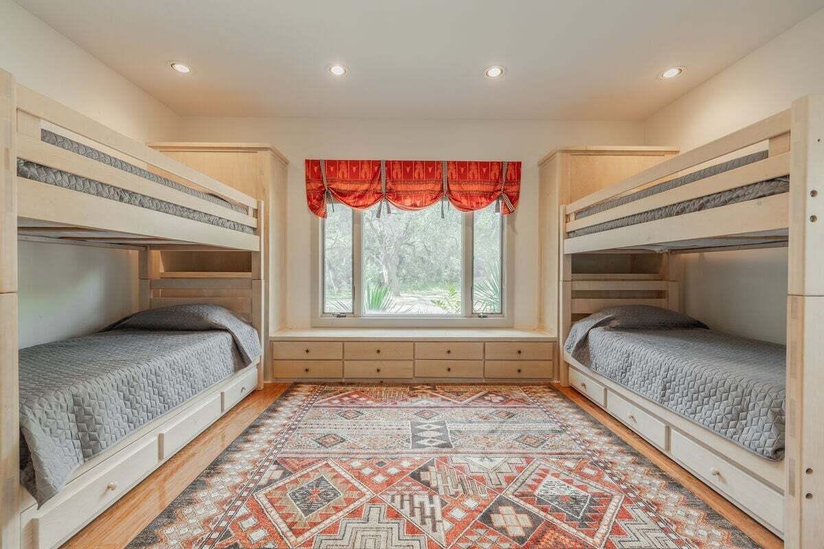 Rumah, Beberapa Tempat Tidur, akses ke kolam renang (Triple 3 Ranch | Pool, Tennis & ) | 4 kamar tidur dan didekorasi berbeda-beda