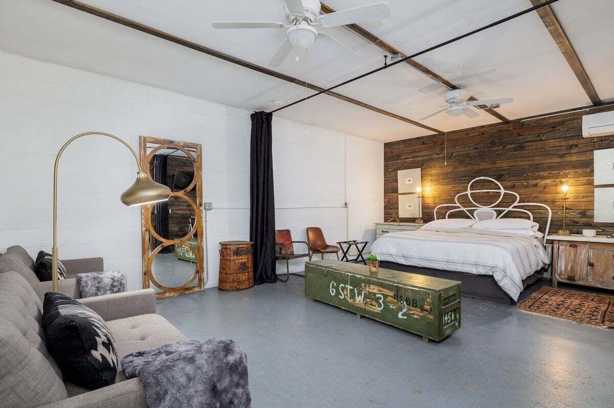Hus - flera sängar - uteplats - utsikt mot trädgården (Historic Rumpel Kammer - Marktplatz) | 1 sovrum, individuell inredning, unika möbler och sängkläder