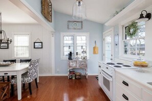 Private kitchen - Town Creek Retreat Fire Pit & EV Charger (Fredericksburg)