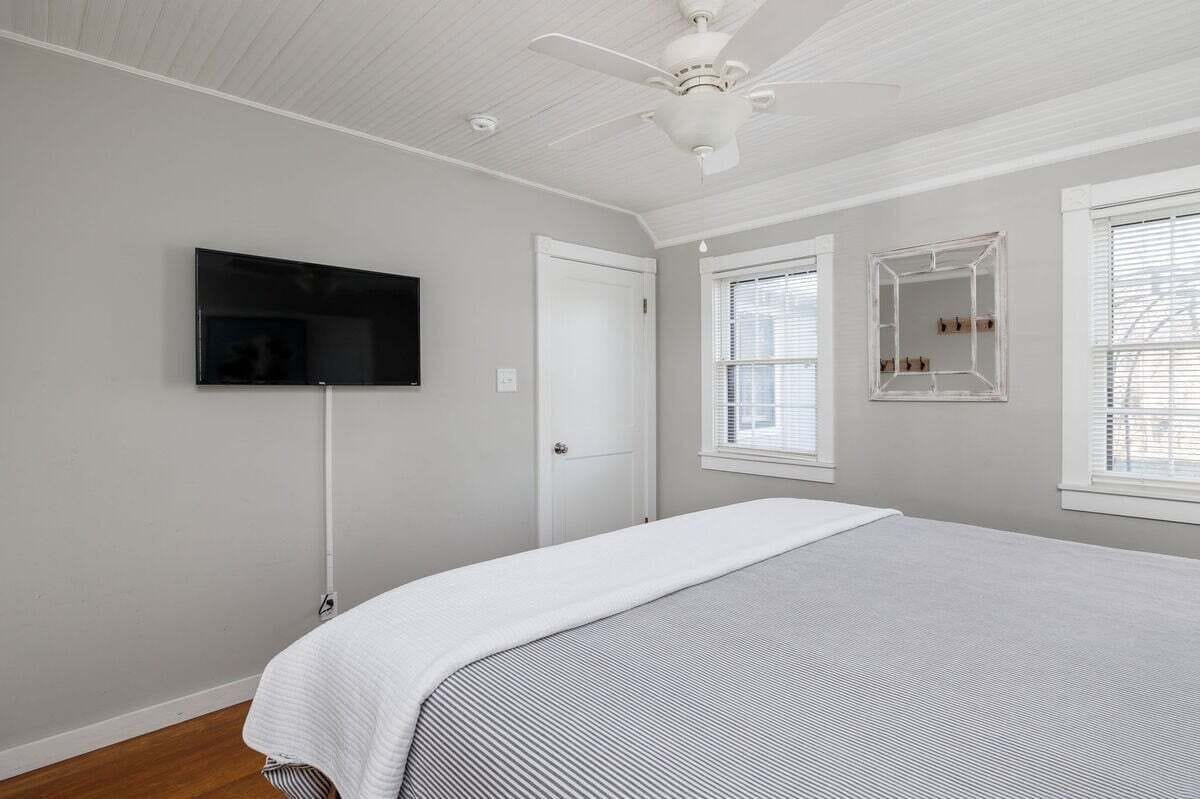 3 bedrooms, individually decorated, individually furnished, bed sheets