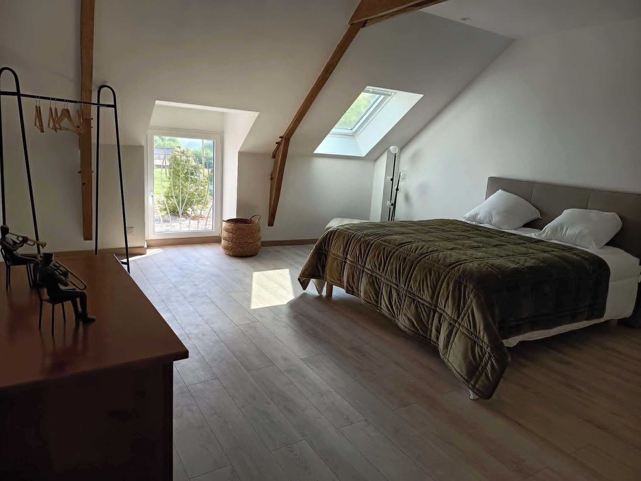 Tabla de planchar con plancha, wifi y ropa de cama 