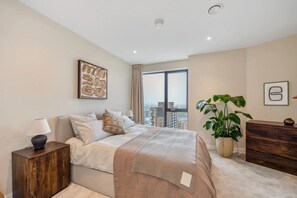 Iron/ironing board, bed sheets