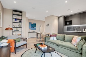 Living area - Stylish two-bedroom flat with a large balcony (London)