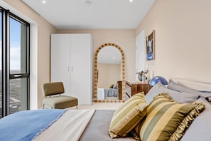 Room - Stylish two-bedroom flat with a large balcony (London)