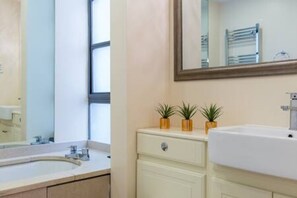 Bathroom - pollen · Spacious 2-bedroom apartment in Mayfair (London)