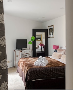 2 bedrooms, desk, iron/ironing board, bed sheets - pollen · Spacious 2-bedroom apartment in Mayfair (London)
