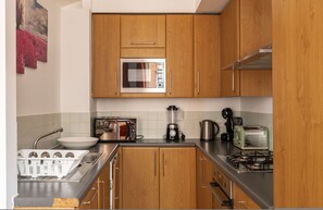 Fridge, microwave, oven, stovetop - pollen · Spacious 2-bedroom apartment in Mayfair (London)