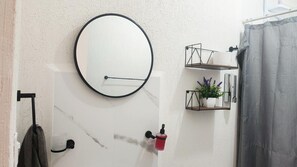 Doccia, asciugamani, sapone, carta igienica