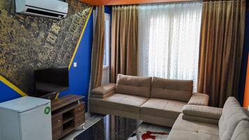 Deluxe-Apartment, Balkon | Wohnbereich