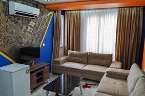 Deluxe-Apartment, Balkon | Wohnbereich | 102-Zoll-LCD-Fernseher mit Kabelempfang