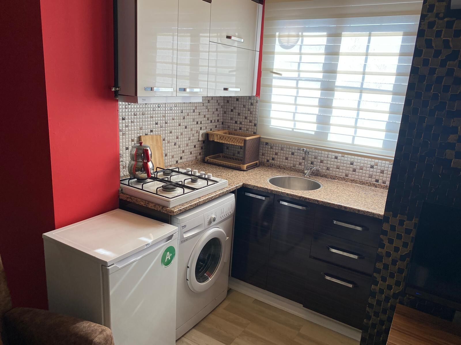 Apartamento Deluxe, balcón | Cocina privada | Frigorífico pequeño, microondas, horno y placa de cocina