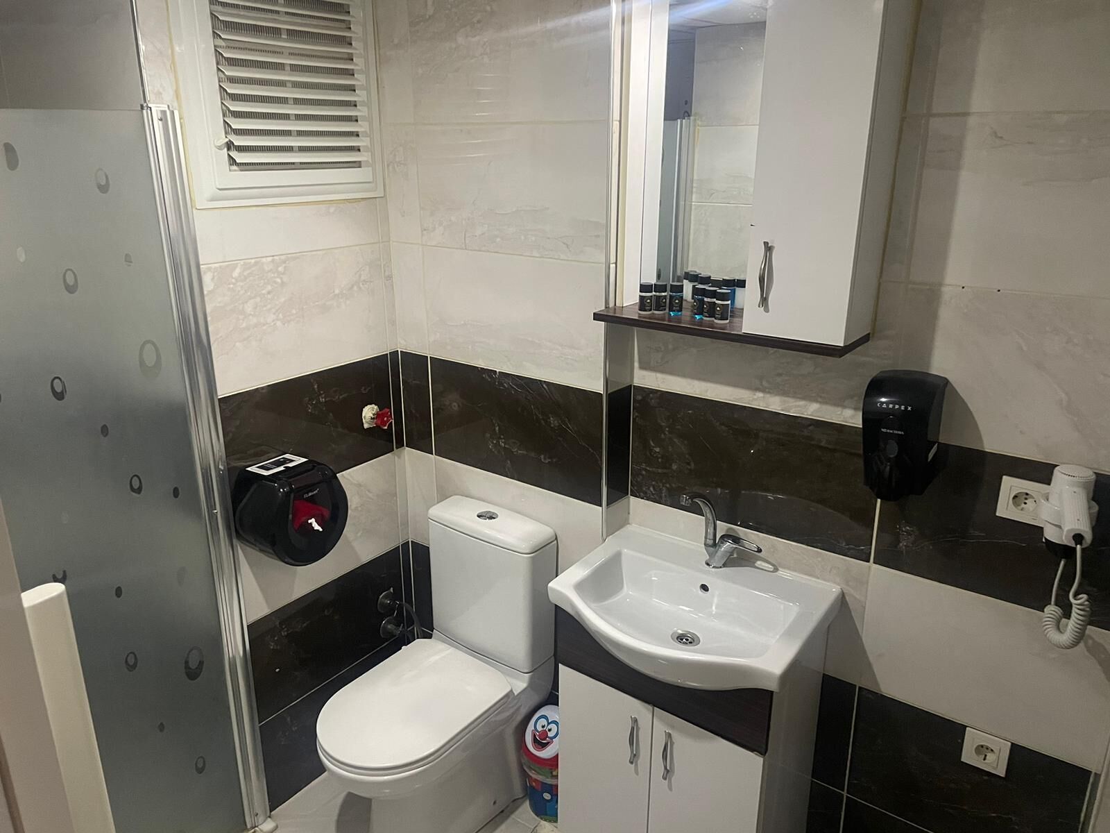 Apartamento Deluxe, balcón | Baño | Ducha y bañera combinadas y artículos de higiene personal gratuitos
