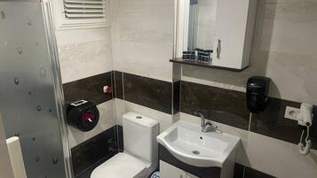 Apartamento Deluxe, balcón | Baño | Ducha y bañera combinadas y artículos de higiene personal gratuitos