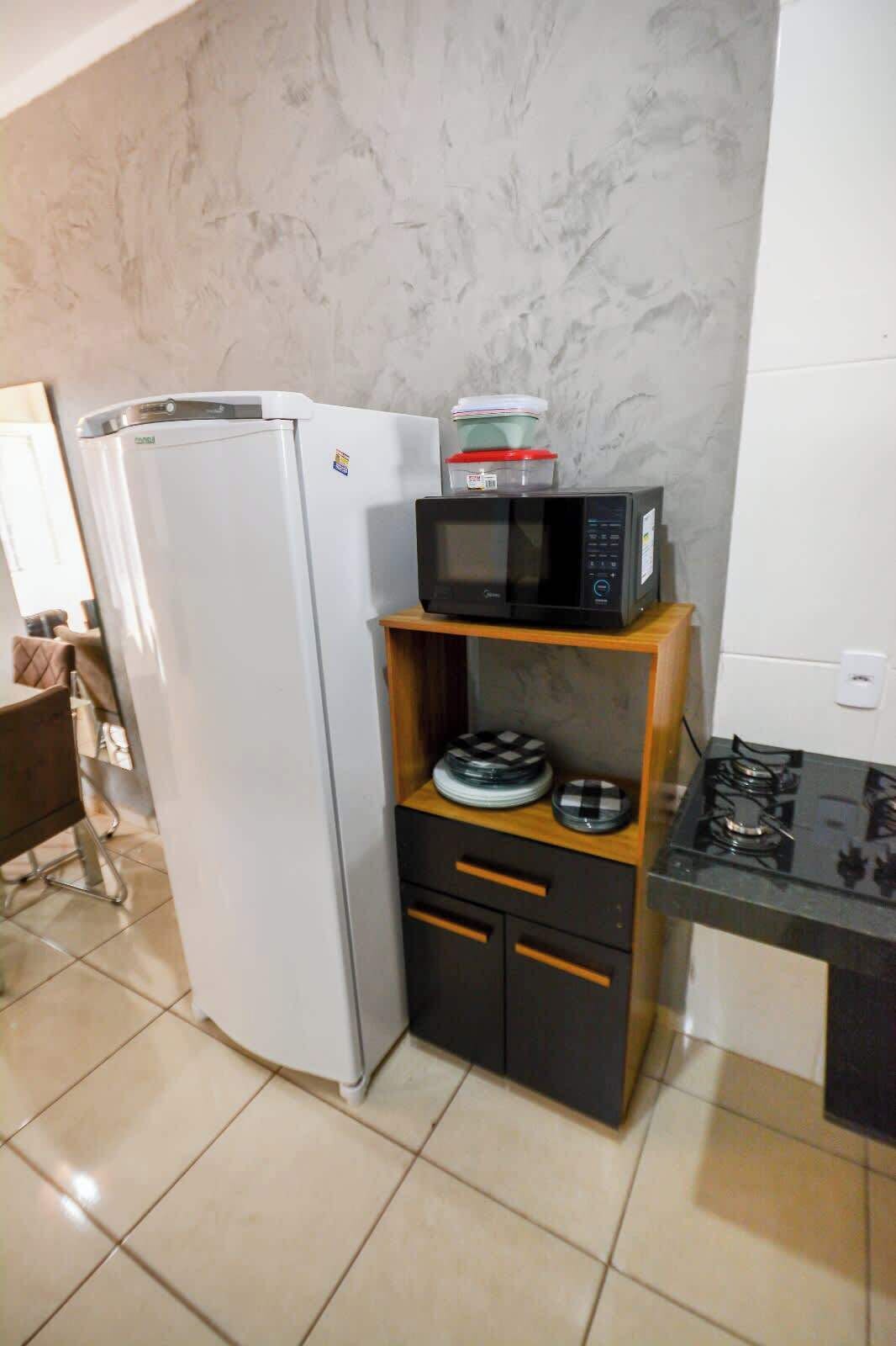 Frigorífico, microondas, placa de cocina y tostadora