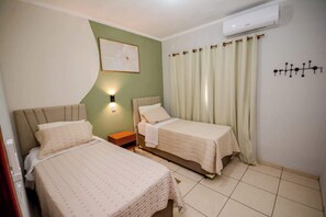 Tabla de planchar con plancha, wifi, ropa de cama