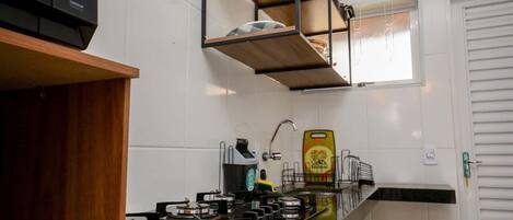 Réfrigérateur, four à micro-ondes, surface de cuisson, grille-pain