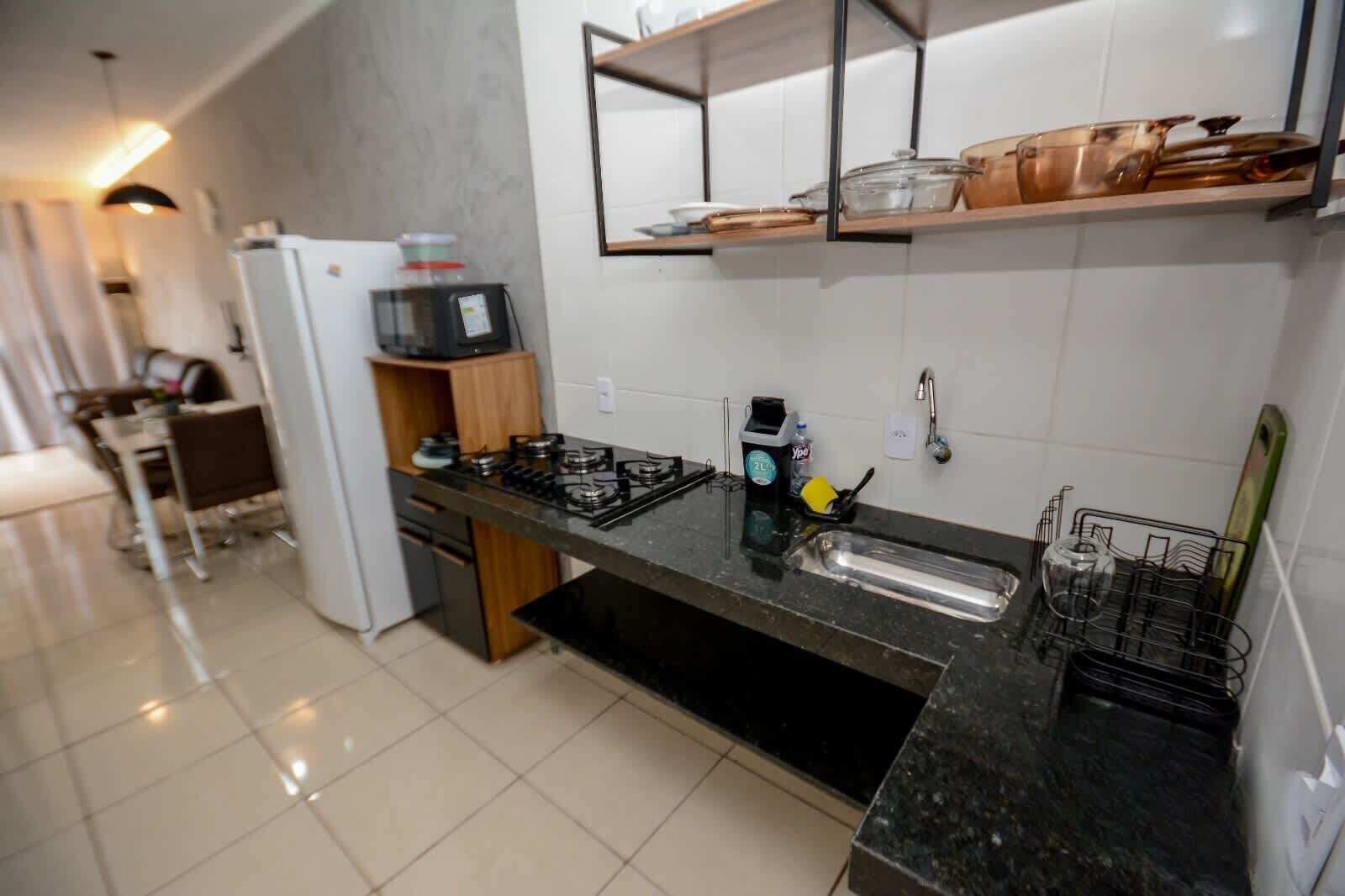 Geladeira, micro-ondas, cooktop, torradeira
