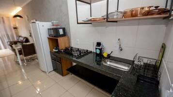 Geladeira, micro-ondas, cooktop, torradeira