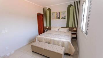 Tabla de planchar con plancha, wifi y ropa de cama