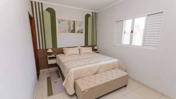 Tabla de planchar con plancha, wifi y ropa de cama