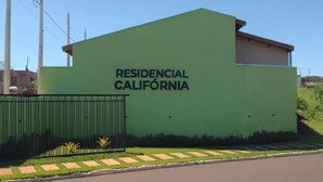 Ein grünes Gebäude, auf dem 'RESIDENCIAL CALIFORNIA' steht.