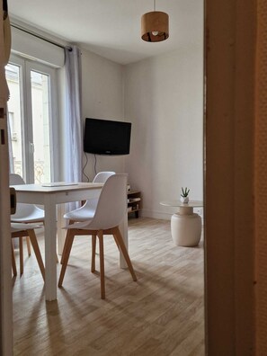 Dining - Apartment with balcony in quiet city center (Laval)