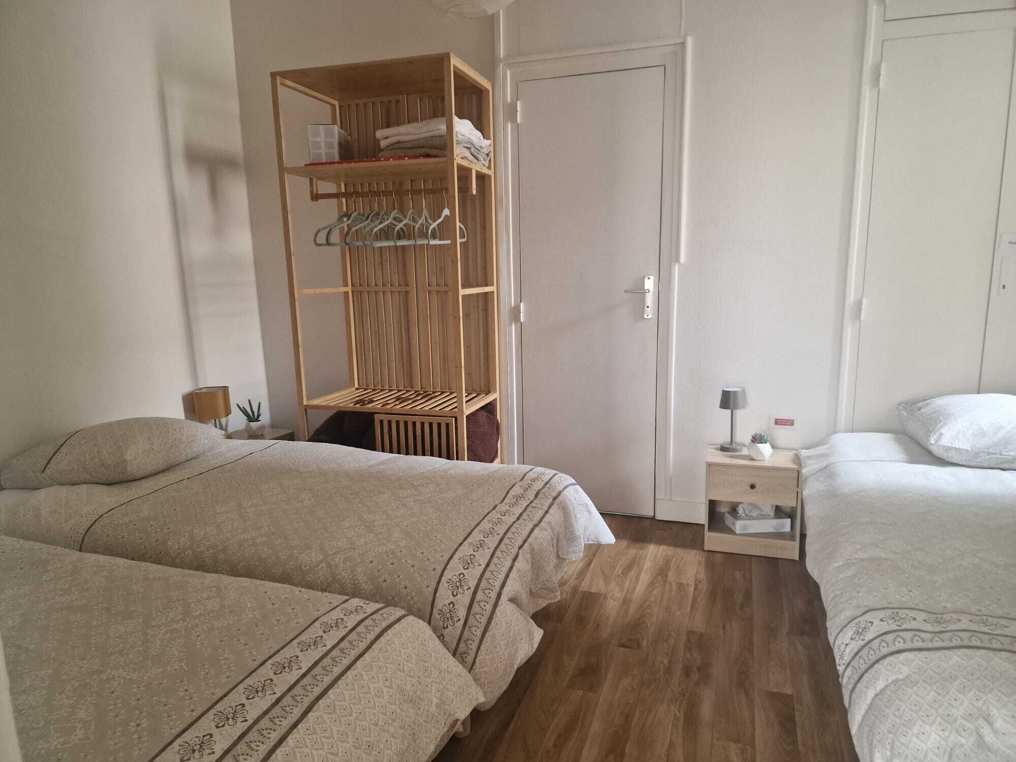 Chambre avec 3 lits simples/penderie