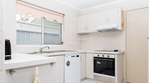 Fridge, microwave, oven, stovetop - Greystanes - Perfect for families and couples (Yamba)