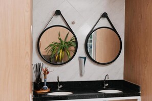 Doccia, set di cortesia gratuito, asciugamani, sapone