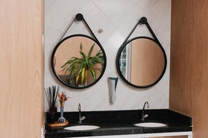 Ducha, artículos de tocador gratuitos, toallas, jabón