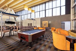 Games room - Cozy 1-bedroom hotel with AC in amazing Kansas City- NK2 (Kansas City)
