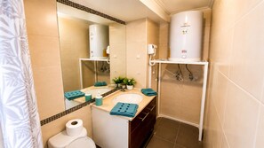 Standard-Apartment, Balkon | Badezimmer