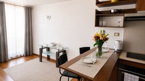 Standard Apartment, City View | Private kitchen