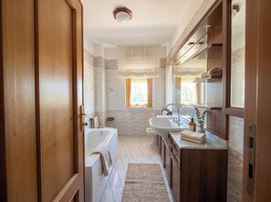 Shower, hair dryer, bidet, towels - ClickSardegna Villa Garden in Alghero for 10 Guests with Garden (Alghero)