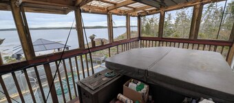 OCEANFRONT RUSTIC ESCAPE with Hottub and Sauna can Sleep 8!