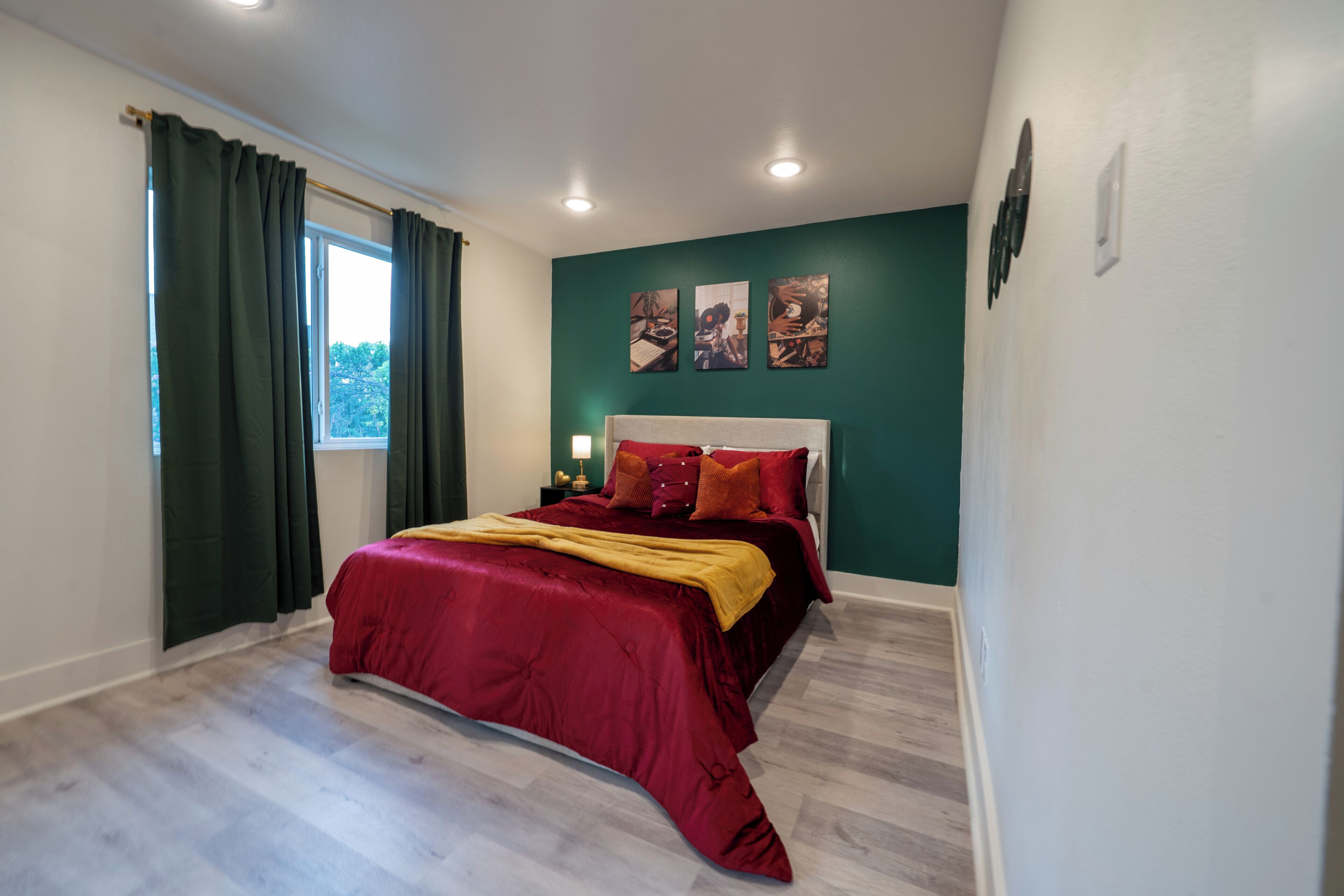 Tabla de planchar con plancha, wifi y ropa de cama 