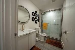 Douche, séchoir à cheveux, serviettes fournies, savon