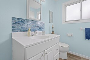 Secadora de cabello, toallas, jabón, papel de baño 