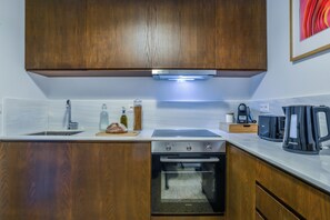 Kühlschrank, Ofen, Herdplatte, Wasserkocher mit Kaffee-/Teezubehör