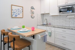 Frigorífico, microondas, placa de cocina y cafetera o tetera